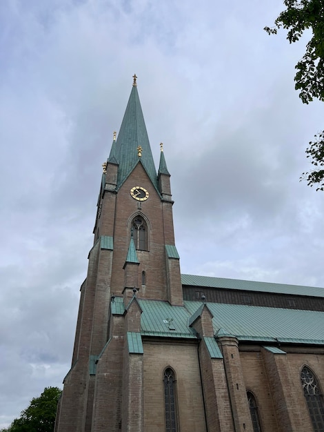 Foto eine hohe kirche mit einem blauen dach und einer uhr darauf