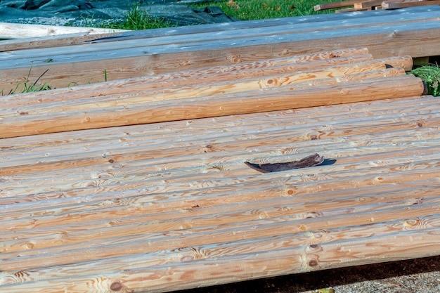 Eine Holzbank mit einem blauen Streifen, auf dem „Holz“ steht