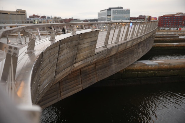 Eine Holzbrücke mit einem Schild mit der Aufschrift „das Wort“ darauf