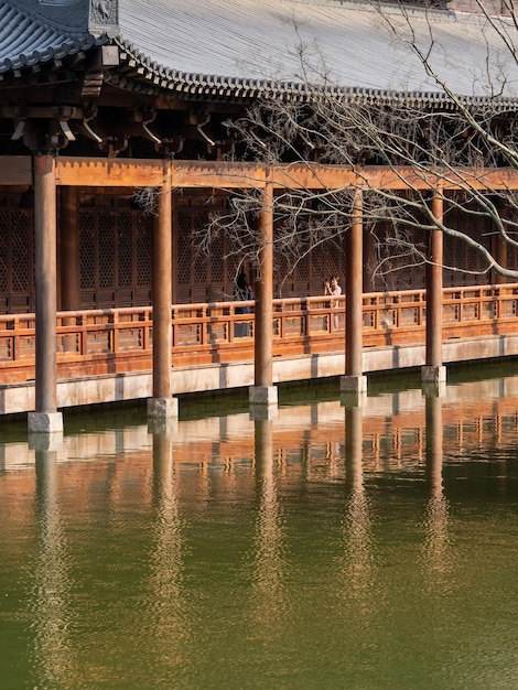 Eine Holzbrücke über einem Gewässer