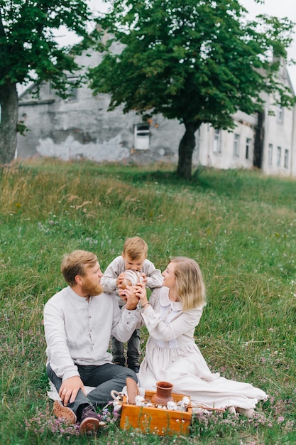 Eine Holzkiste mit Brot und Milch. Das Konzept einer glücklichen Familie und natürlicher Materialien. Öko-Stil: Baumwolle und Leinen.