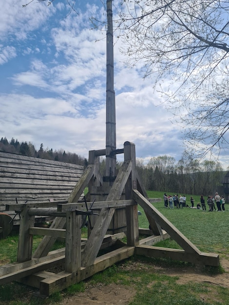 Eine Holzkonstruktion mit einem Schild mit der Aufschrift „Das Feld ist leer“.