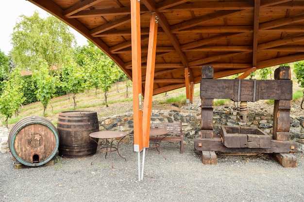 Eine Holzkonstruktion mit Weinfässern und einem Fass mit einem Holzfass im Vordergrund.