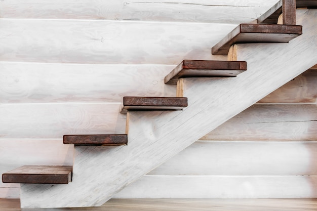 Eine Holztreppe mit einem Holzklotz im Haus