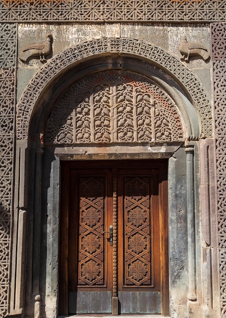 Eine Holztür mit einem geschnitzten Muster