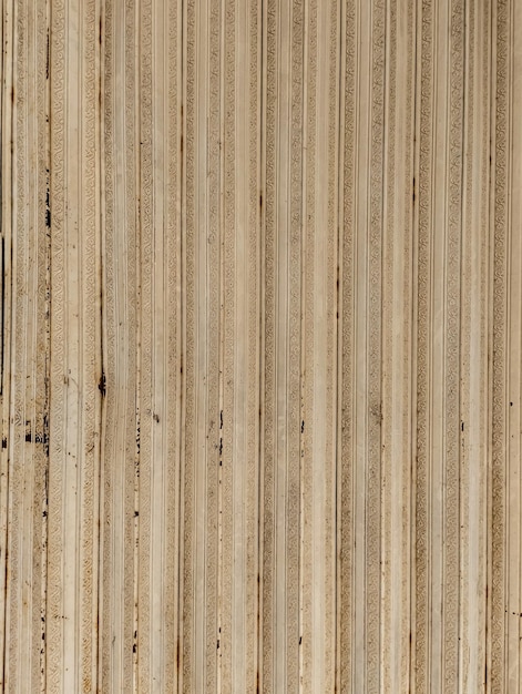 Eine Holzwand mit einem schwarzen Fleck darauf
