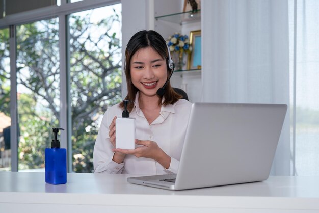 Eine hübsche Influencerin bewertet Schönheitsprodukte online an Kunden