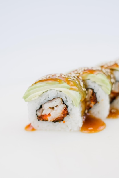 Eine japanische Küchenrolle mit Avocado und Sesamsamen