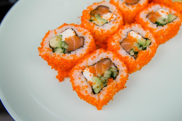 Eine japanische Rolle mit Thunfisch und weißem Reis in Tobiko-Kaviar