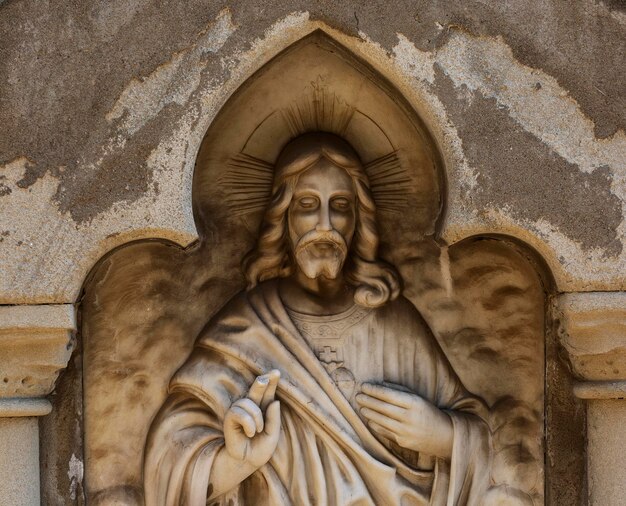 Eine Jesusstatue mit dem Wort Jesus darauf