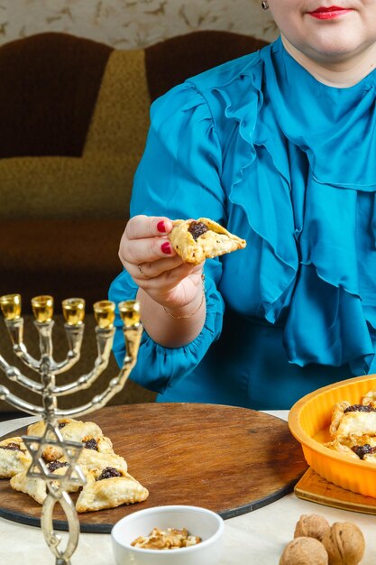 Eine Jüdin bringt frisch gebackene Gomentashi traditionell für den Purim-Feiertag auf die Tafel