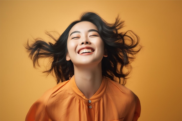 eine junge asiatische Frau mit einem glücklichen, erfolgreichen Gesichtsausdruck