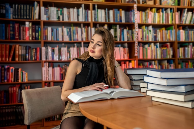 Eine junge, bescheidene, anständig gebildete Dame liebt es, die Dorfbibliothek zu besuchen. Bibliothekskonzept