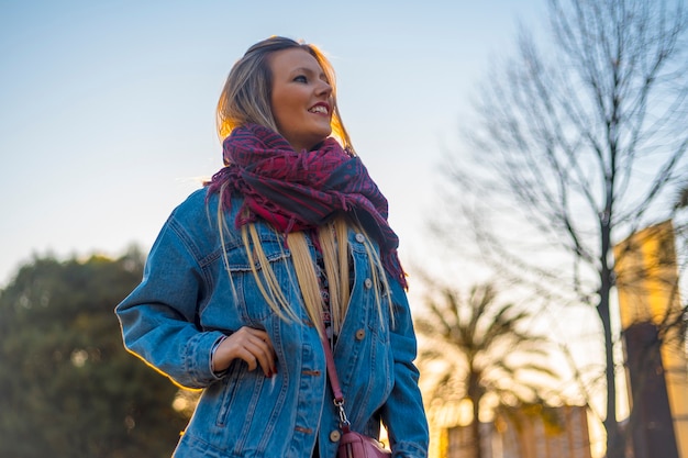 Eine junge blondine in einer urbanen session