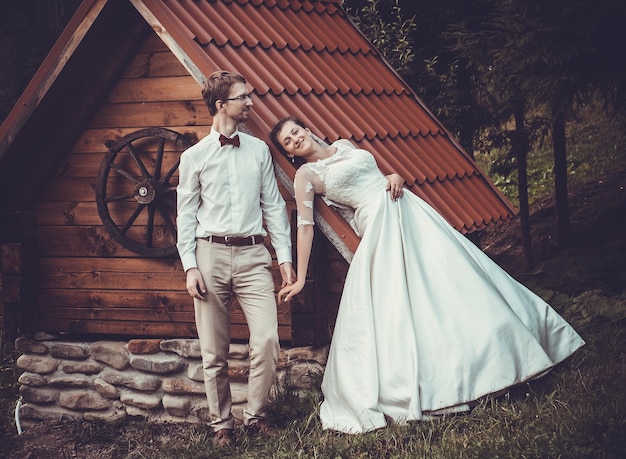Eine junge Braut und Bräutigam stehen zusammen im Sommer im Freien