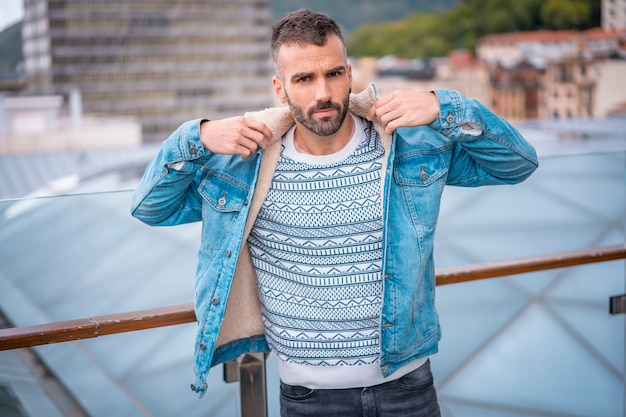 Eine junge Brünette in einem Fotoshooting mit Jeansjacke