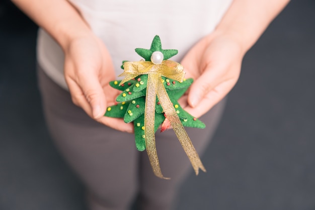 Eine junge Dame, die ein Weihnachtsgeschenk in den Händen anhält.