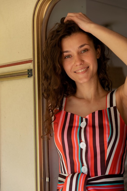 Eine junge Dame genießt den Sommerurlaub in einem Wohnmobil