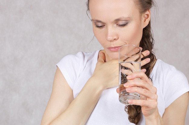 Foto eine junge dame zwischen 30 und 40 jahren hat gesundheitliche probleme.