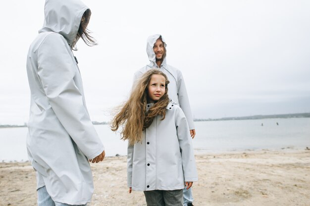 Eine junge Familie hat Spaß am Meer auf einem Bootshintergrund