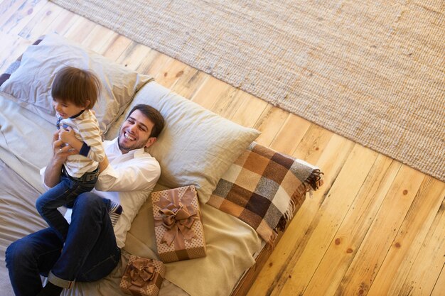 Eine junge Familie in der weihnachtlich geschmückten Wohnung