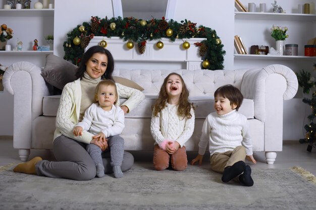 Eine junge Familie mit Kindern schmückt das Haus für den Feiertag Silvester Warten auf das neue Jahr