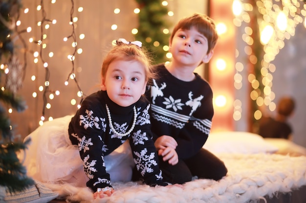 Eine junge Familie mit Kindern schmückt das Haus für den Urlaub. Silvester. Warten auf das neue Jahr.