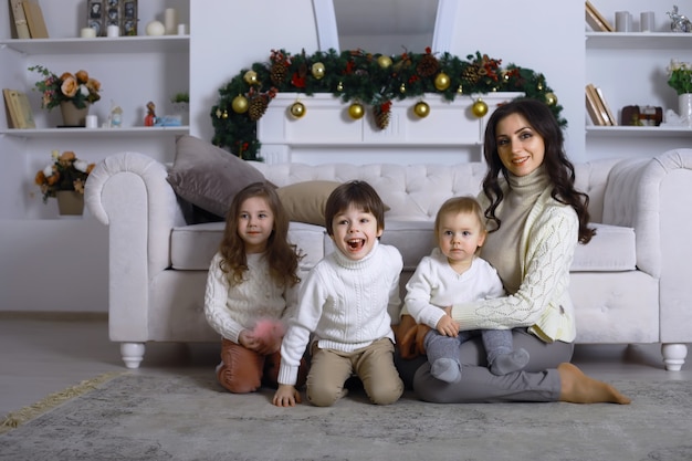 Eine junge Familie mit Kindern schmückt das Haus für den Urlaub. Silvester. Warten auf das neue Jahr.