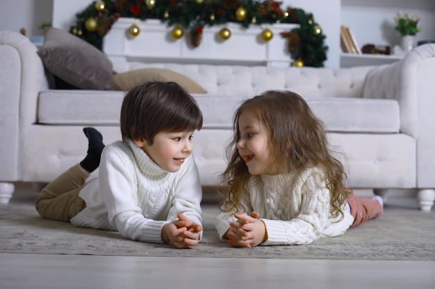 Eine junge Familie mit Kindern schmückt das Haus für den Urlaub. Silvester. Warten auf das neue Jahr.