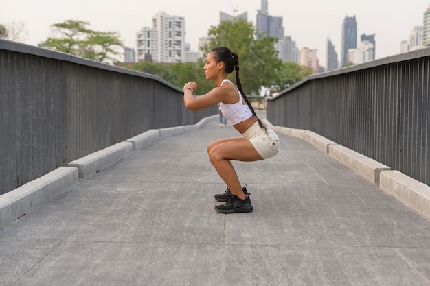 Eine junge Fitnessfrau in Sportbekleidung, die im Stadtpark trainiert Gesund und Lebensstil