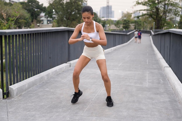 Eine junge Fitnessfrau in Sportbekleidung, die im Stadtpark trainiert Gesund und Lebensstil