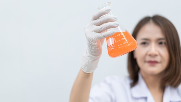 Eine junge Forscherin, Ärztin, Wissenschaftlerin oder Laborassistentin, die mit medizinischen Kunststoffröhrchen zur Forschung arbeitet, untersucht wissenschaftliche Experimente in einem modernen Labor. Bildung stockfoto