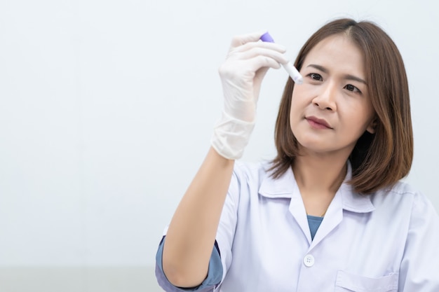 Eine junge Forscherin, Ärztin, Wissenschaftlerin oder Laborassistentin, die mit medizinischen Kunststoffröhrchen zur Forschung arbeitet, untersucht wissenschaftliche Experimente in einem modernen Labor. Bildung stockfoto