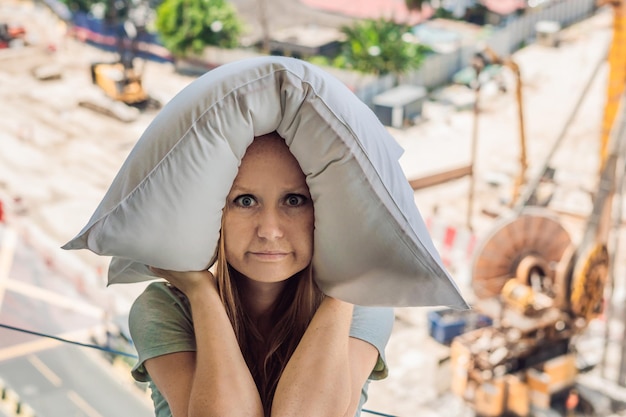 Eine junge Frau am Fenster, genervt von den Bauarbeiten draußen, legte mir ein Kissen auf die Ohren. Geräuschkonzept