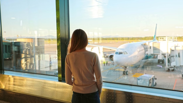 Eine junge Frau am Flughafen