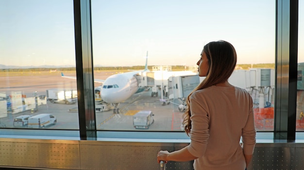 Eine junge Frau am Flughafen