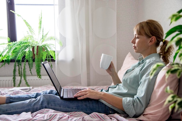 Foto eine junge frau arbeitet an einem computer