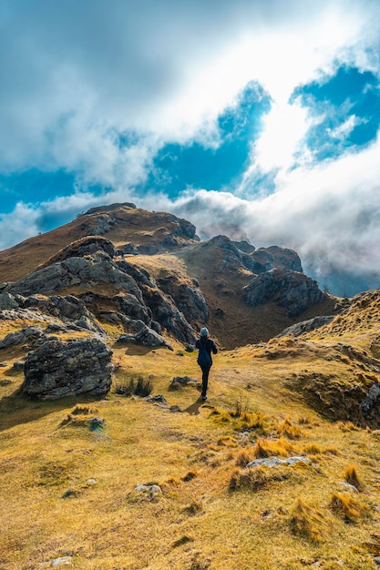 Eine junge Frau auf dem Trekking Die Spitze des Mount Aiako Harria ein Tag der Wolken