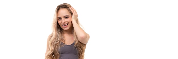 Eine junge Frau auf weißem Hintergrund berührt ihre Haare nicht mit den Händen