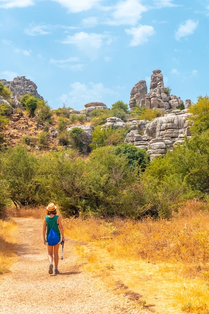 Eine junge Frau beim Trekking im Torcal de Antequera auf dem grünen und gelben Wanderweg Malaga Spanien