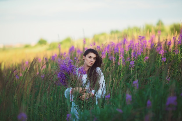 Eine junge Frau, die auf einem Feld aufwirft