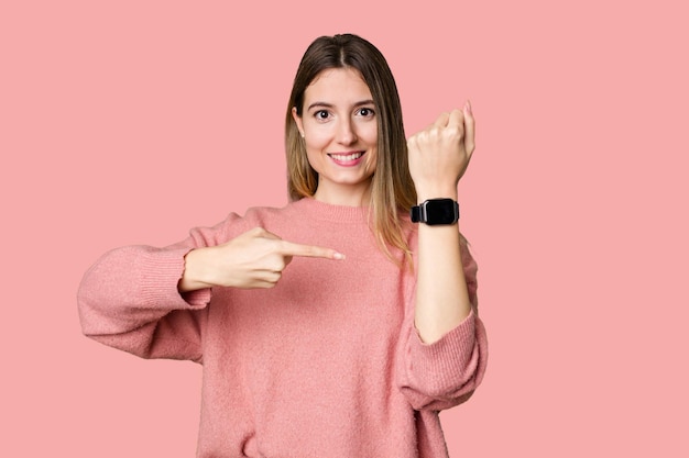 Eine junge Frau, die ihre elegante und moderne Smartwatch für bequeme Zeitmessung bewundert