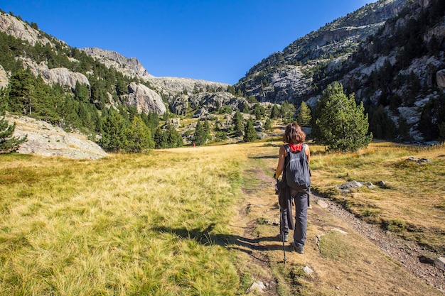 Eine junge Frau, die im Tal geht