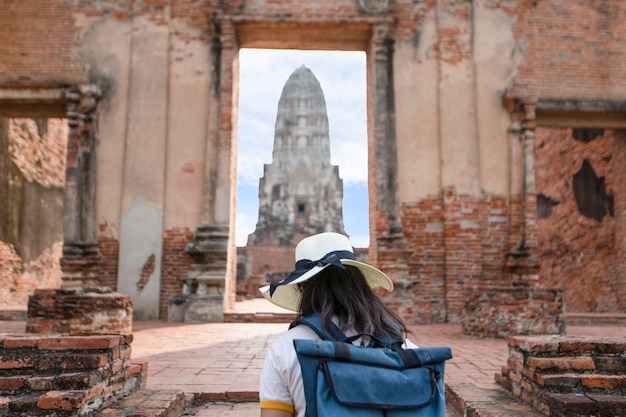 Eine junge Frau geht in den alten Tempel in Phra Nakhon Si Ayutthaya, Thailand an einem entspannenden Tag.