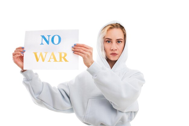 Eine junge Frau hält ein No-War-Plakat auf weißem Hintergrund