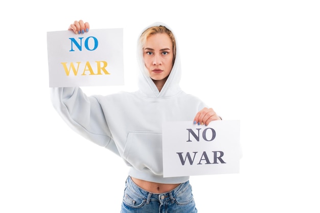 Eine junge Frau hält ein No-War-Plakat auf weißem Hintergrund