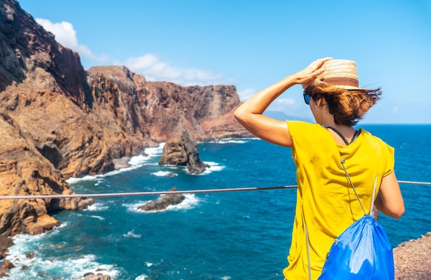 Eine junge Frau im Aussichtspunkt mit Blick auf die Felsformationen am Ponta de Sao Lourenco Madeira