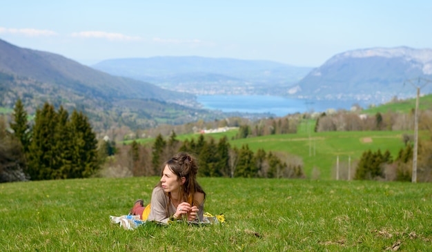 Eine junge Frau im Gras liegend