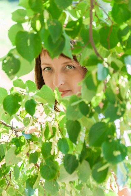 Eine junge Frau in einem Frühlingspark