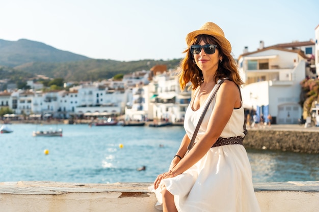 Eine junge Frau in einem weißen Kleid in Cadaques am Meer, Costa Brava von Katalonien, Gerona, Mittelmeer. Spanien